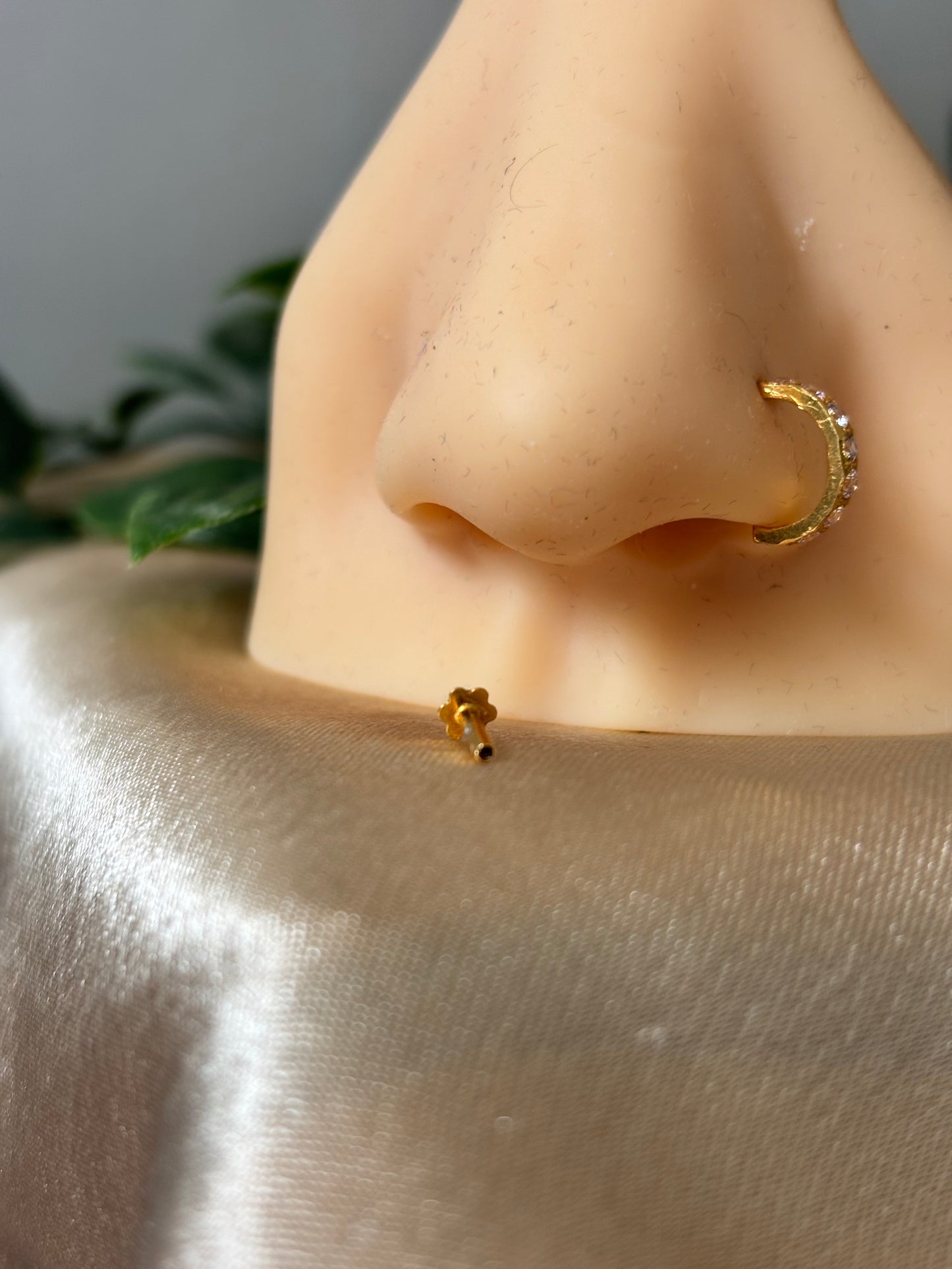 18ct gold nose stud