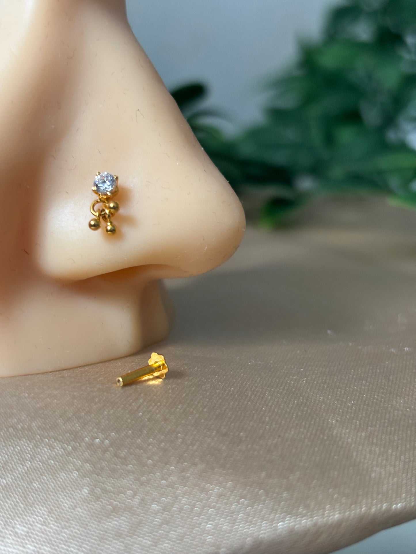 18ct gold nose stud