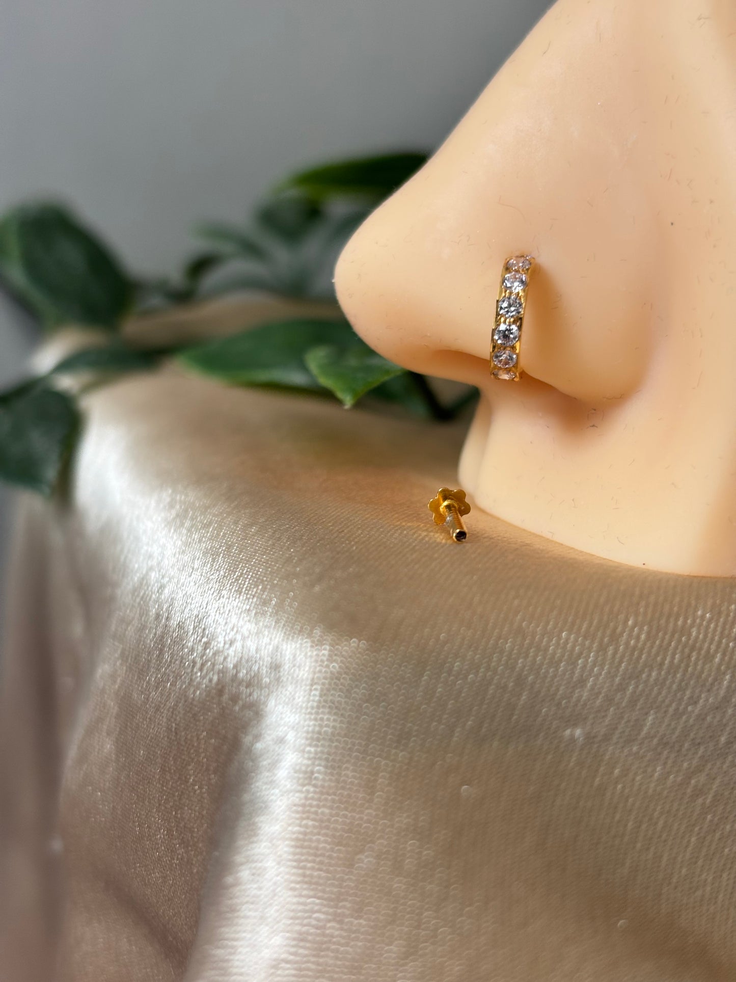 18ct gold nose stud
