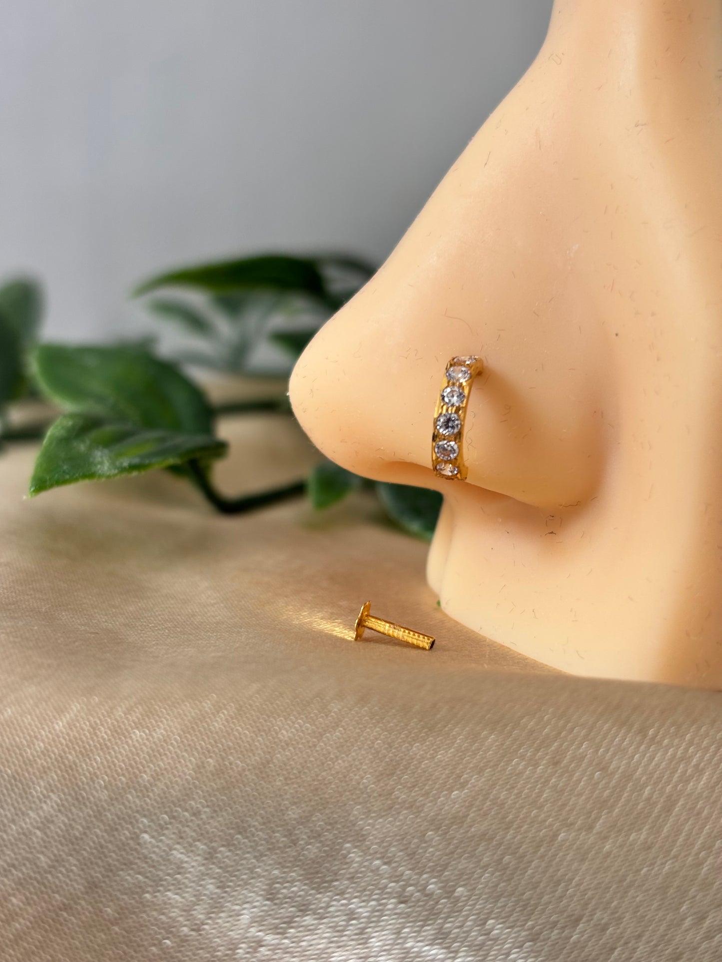 18ct gold nose stud