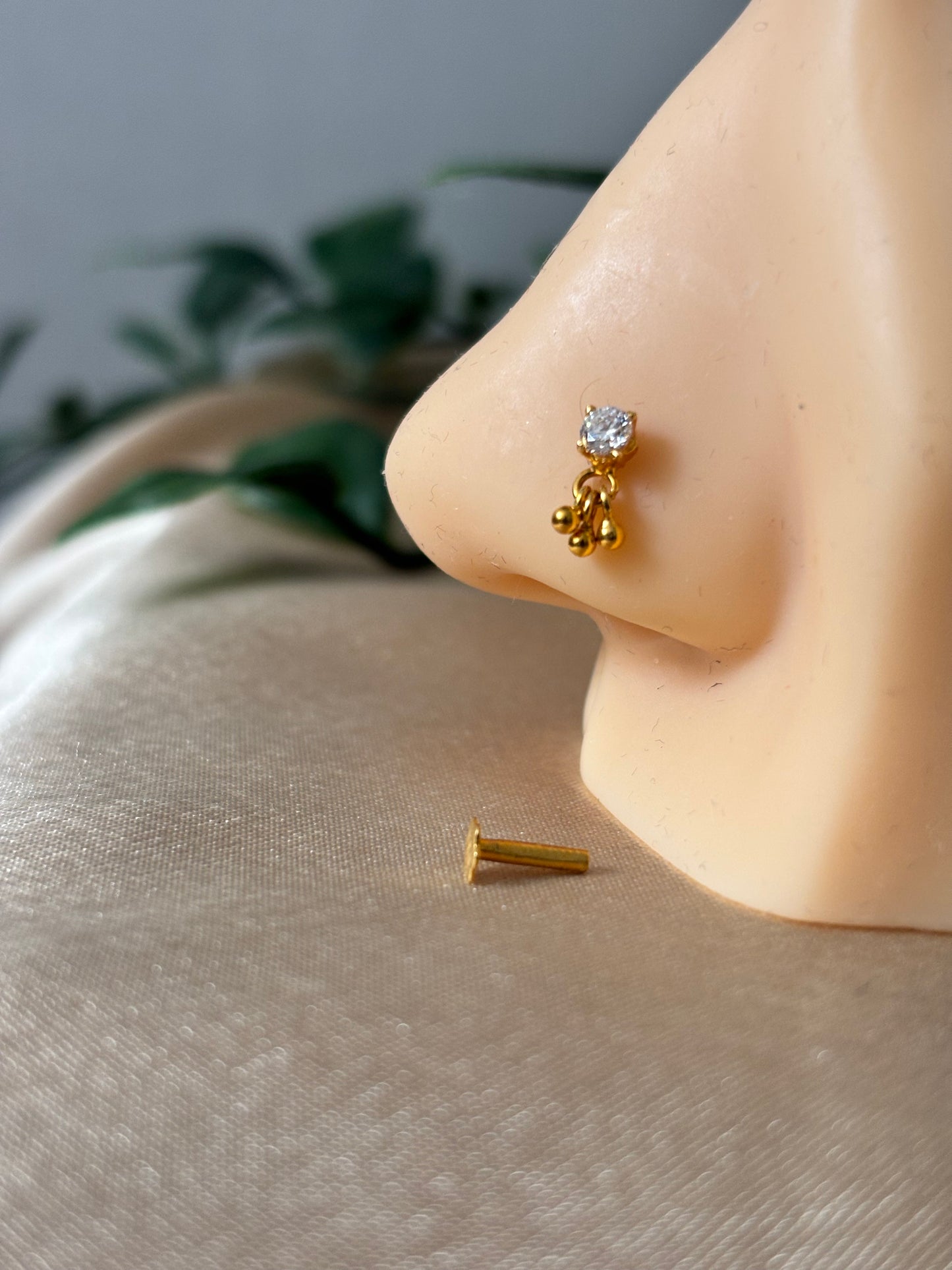18ct gold nose stud