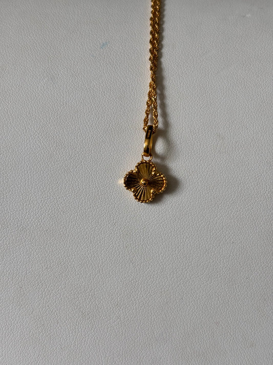 22ct gold flower pendant