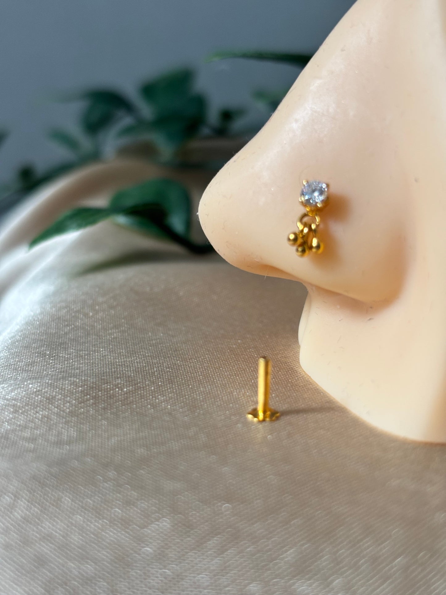18ct gold nose stud