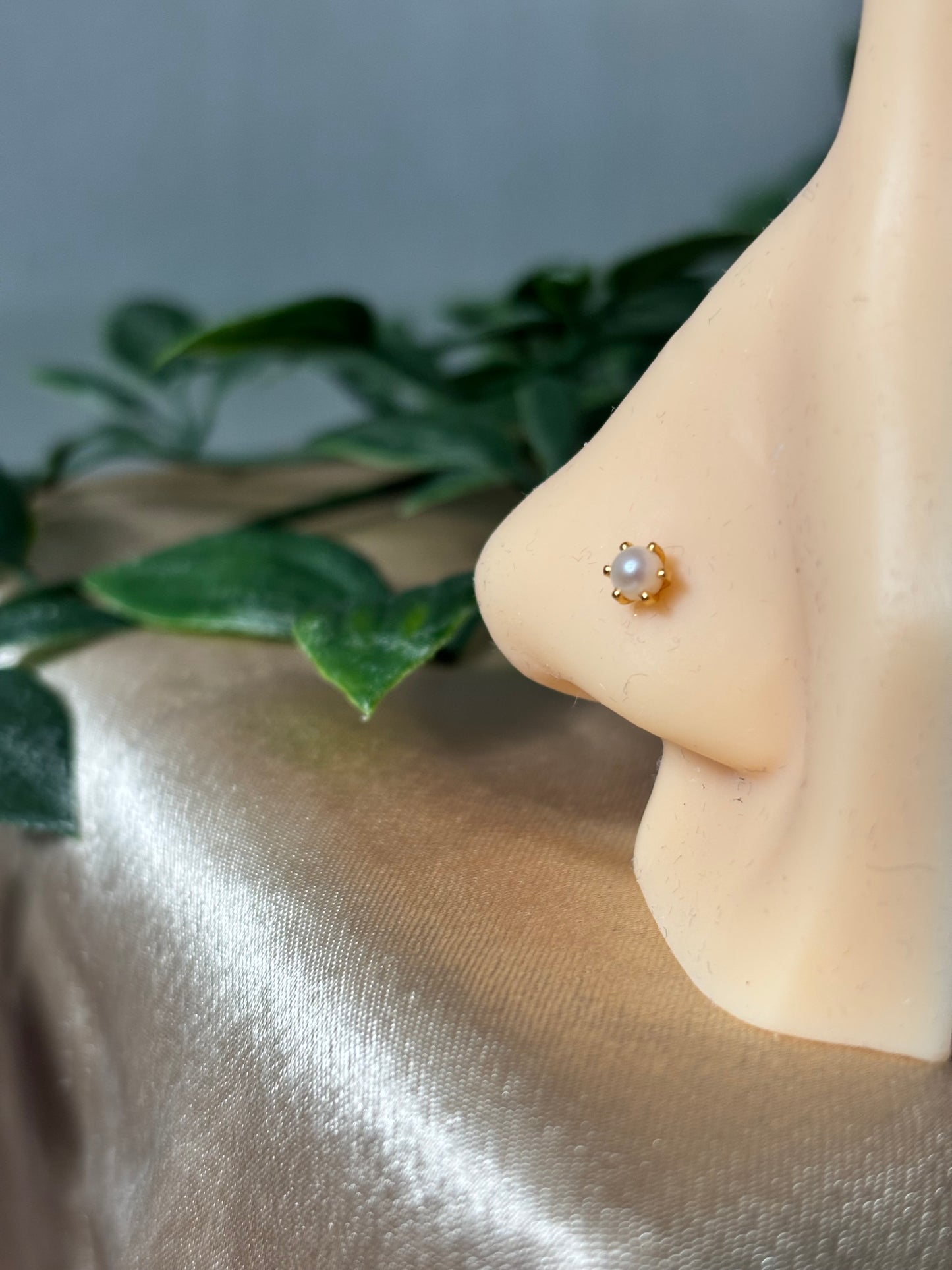 18ct gold nose stud