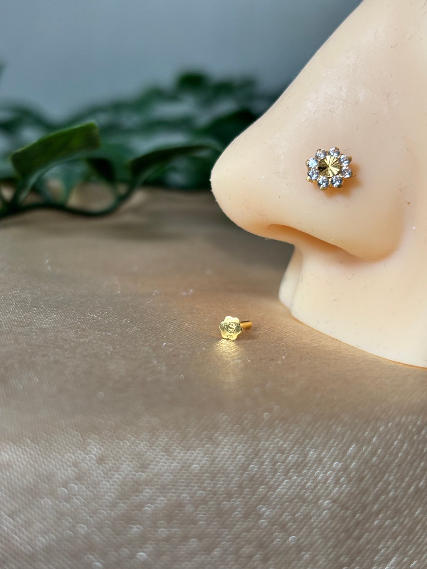 18ct gold nose stud