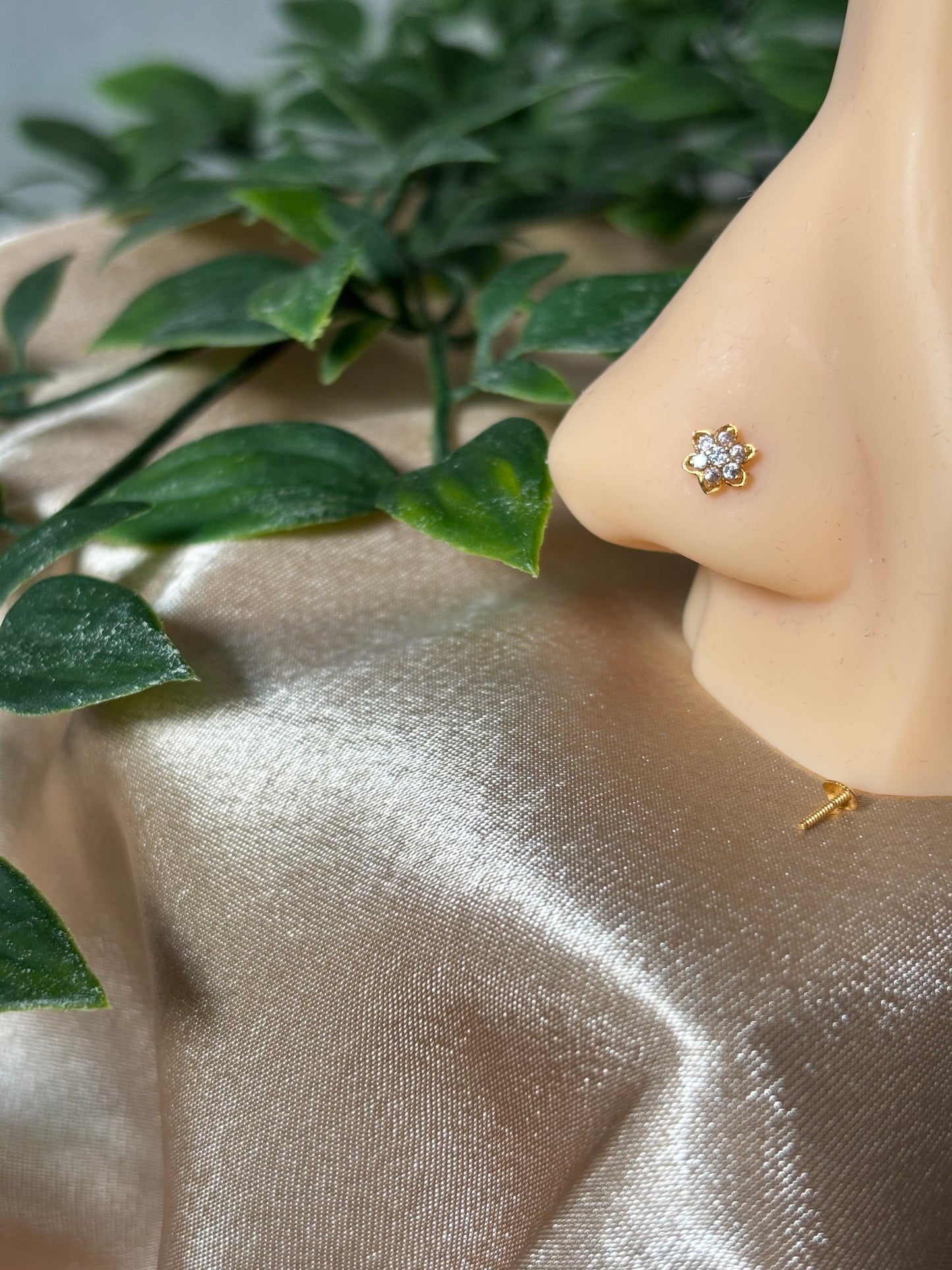 18ct gold nose stud