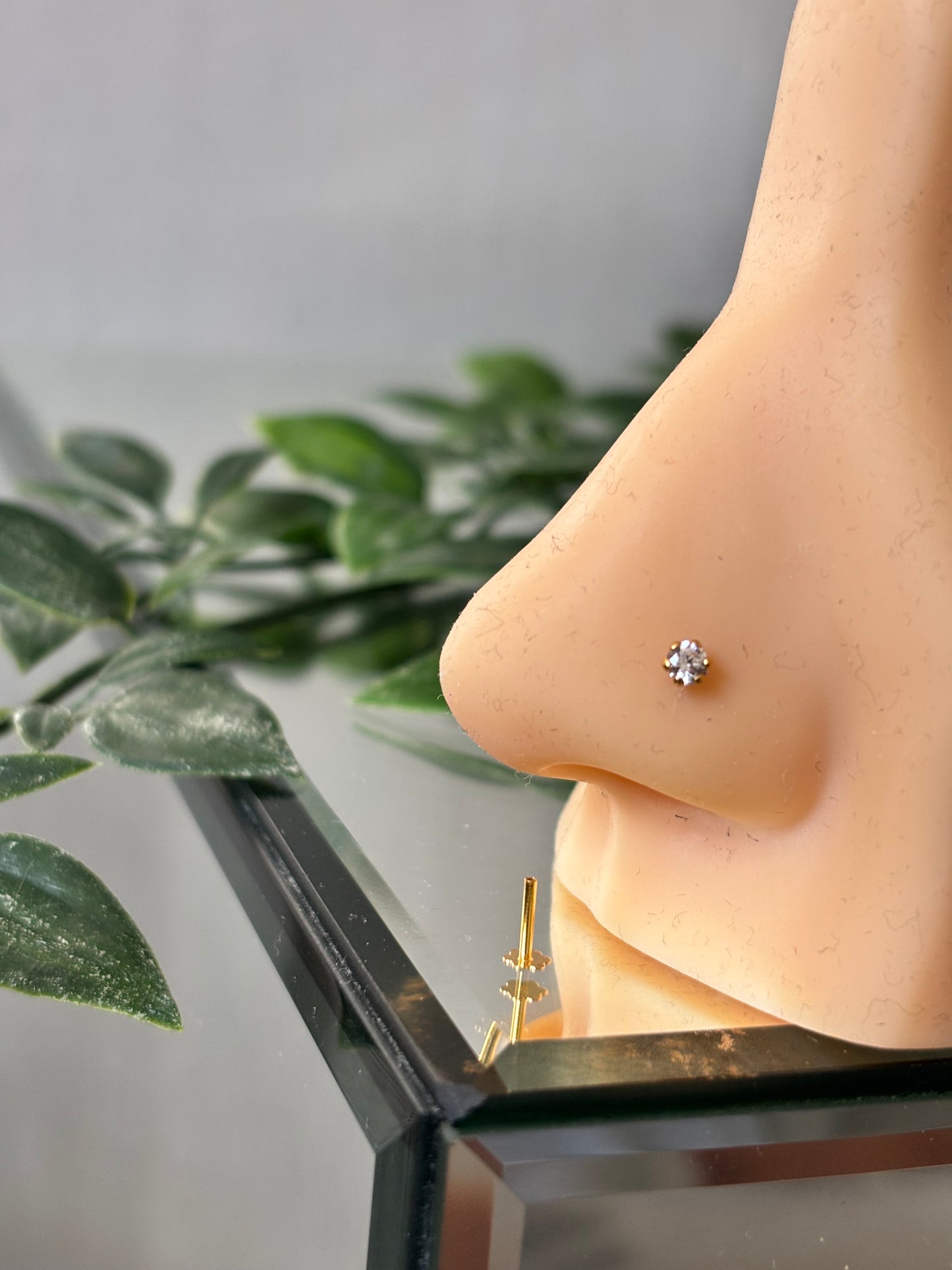 18ct gold nose stud