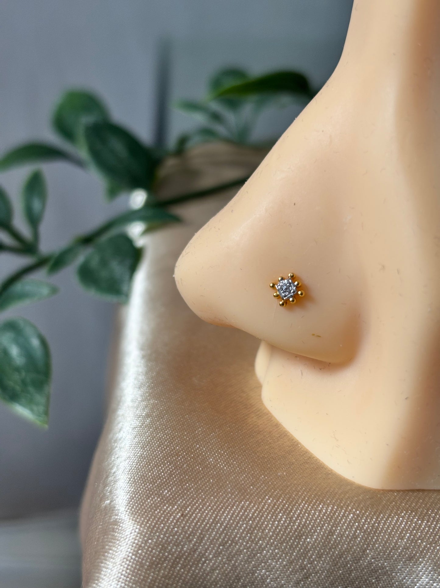 18ct nose stud