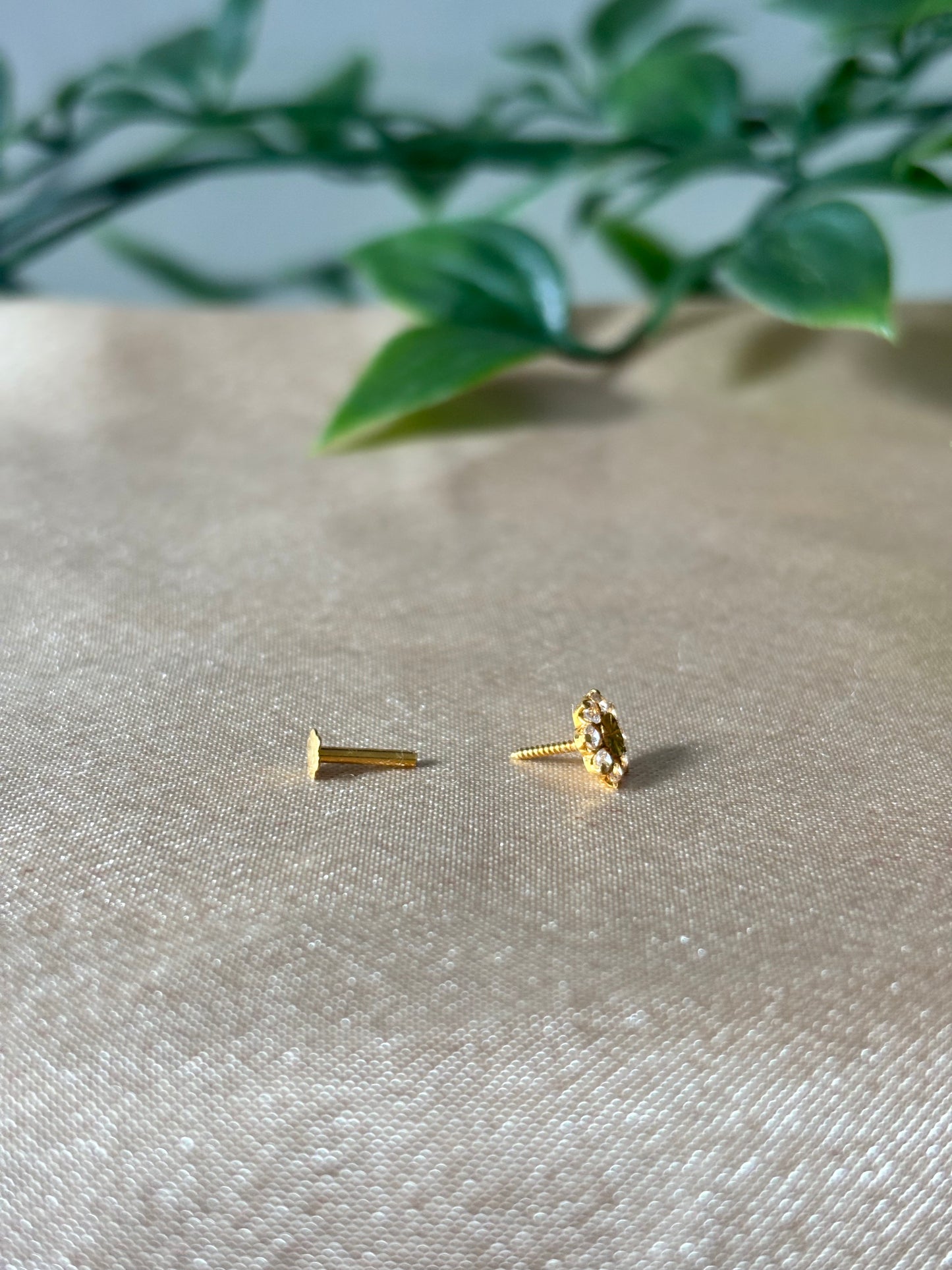 18ct gold nose stud