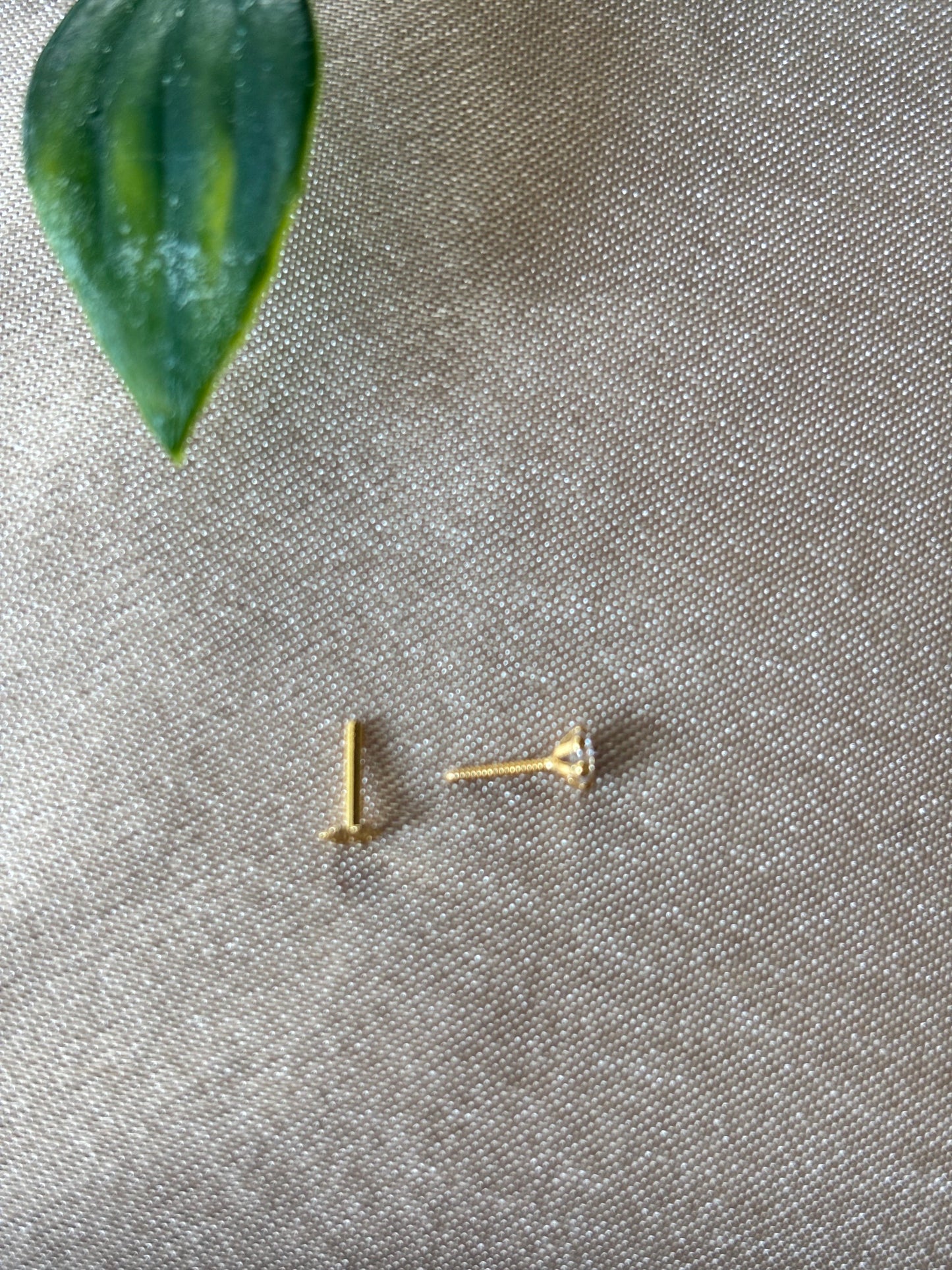 18ct gold nose stud