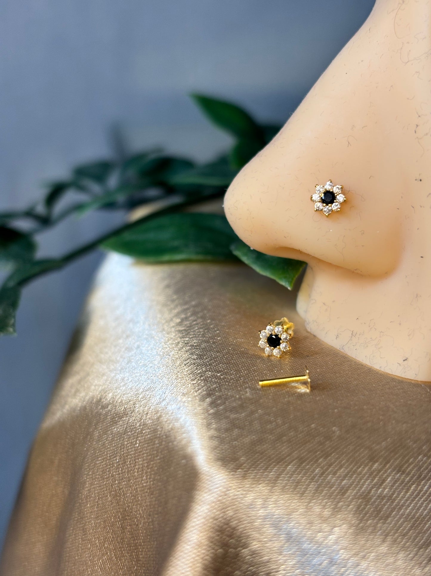 18ct gold nose stud