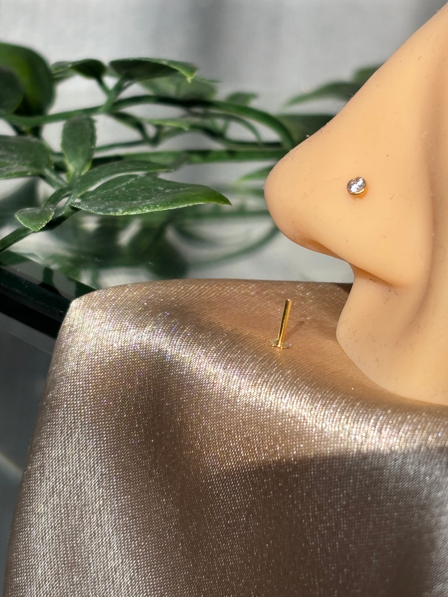 18ct gold nose stud