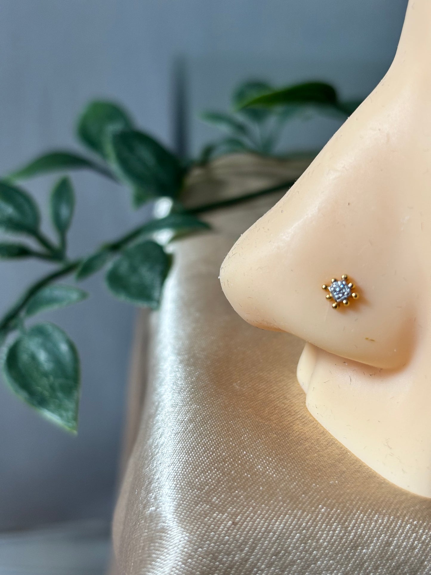 18ct nose stud