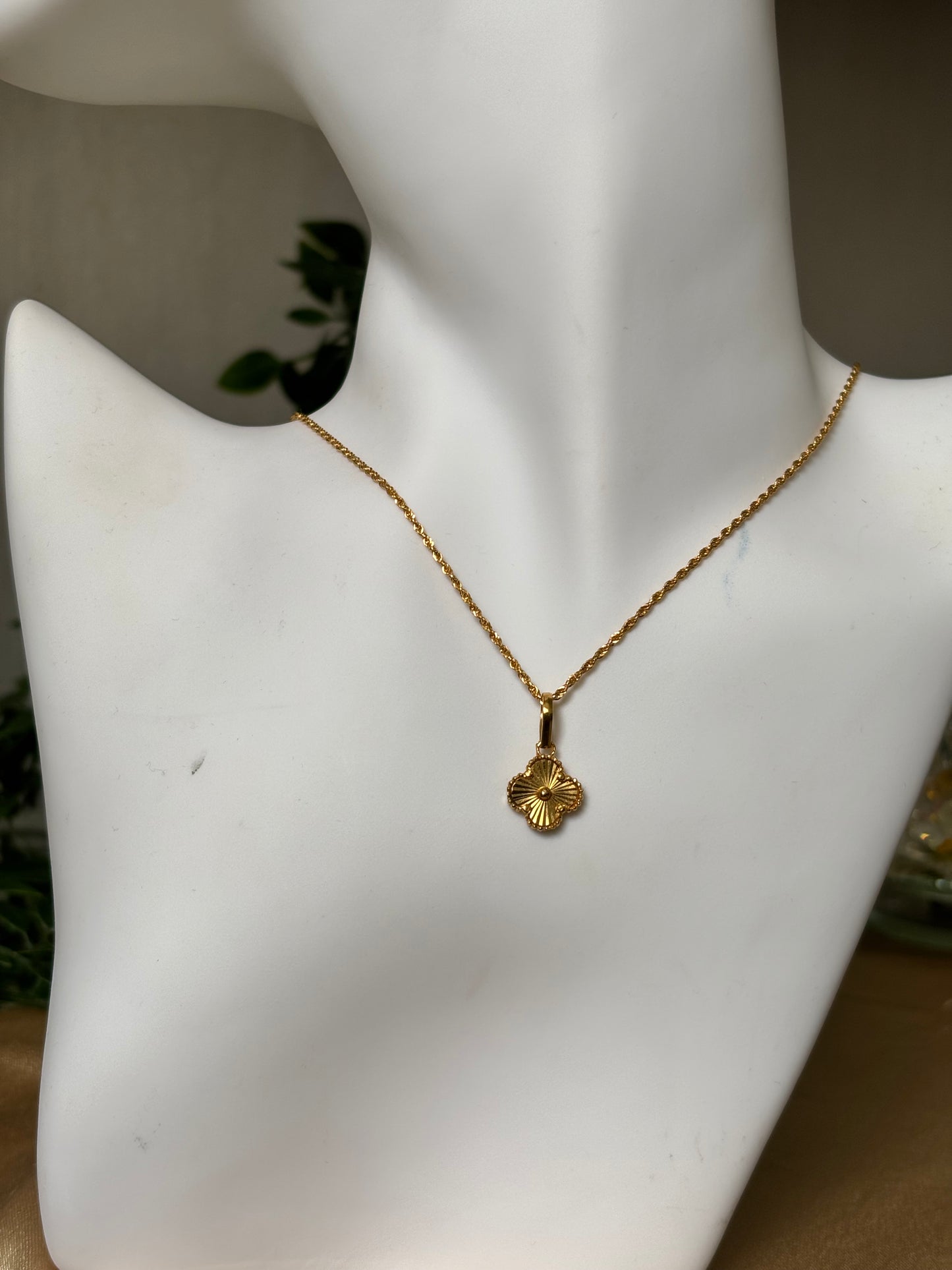 22ct gold flower pendant