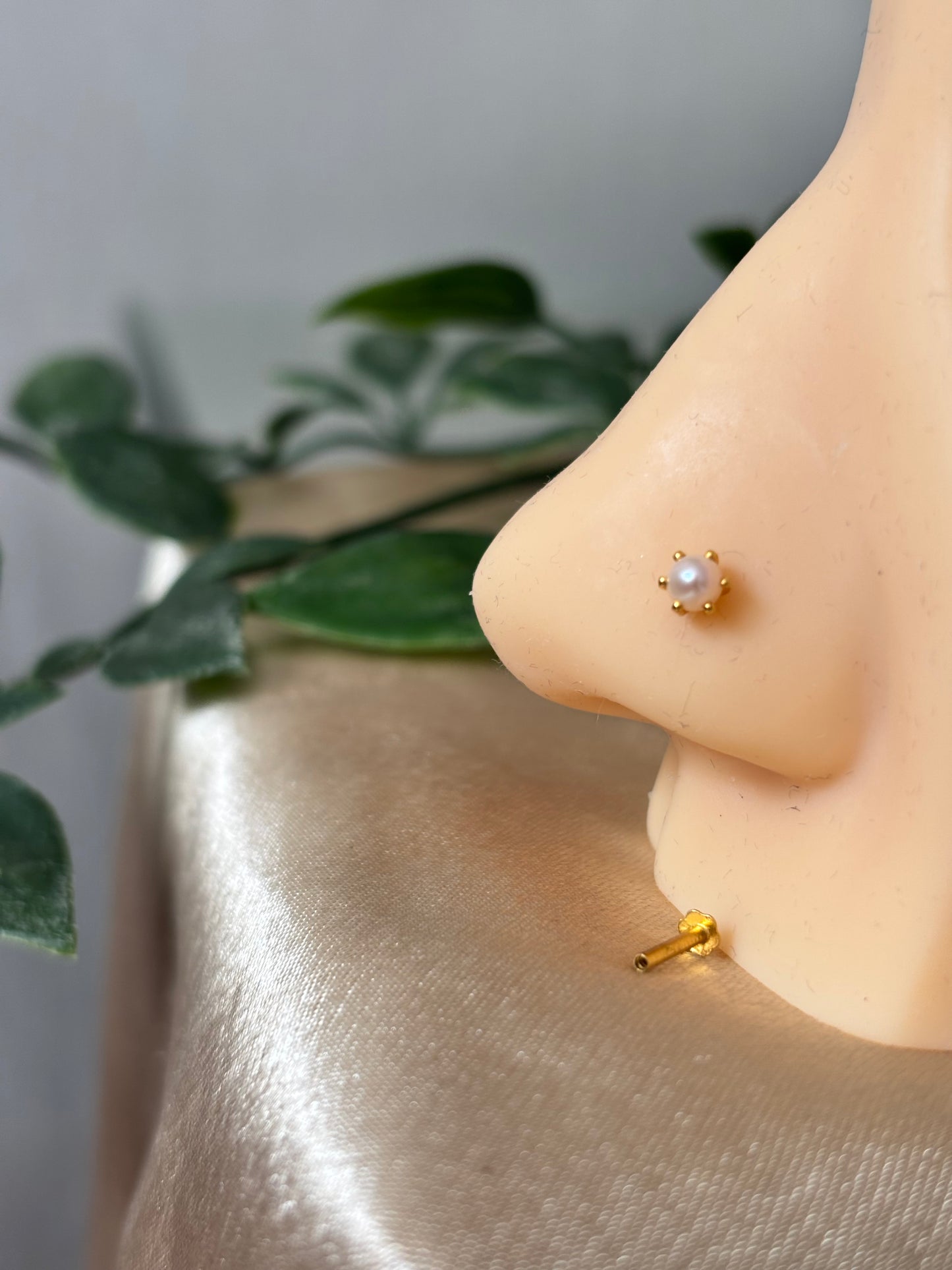18ct gold nose stud