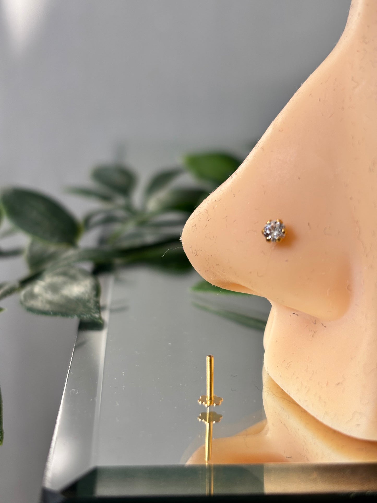 18ct gold nose stud