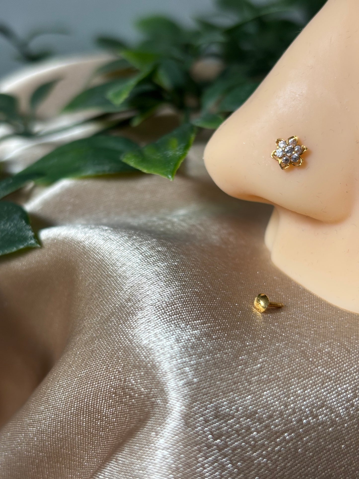 18ct gold nose stud