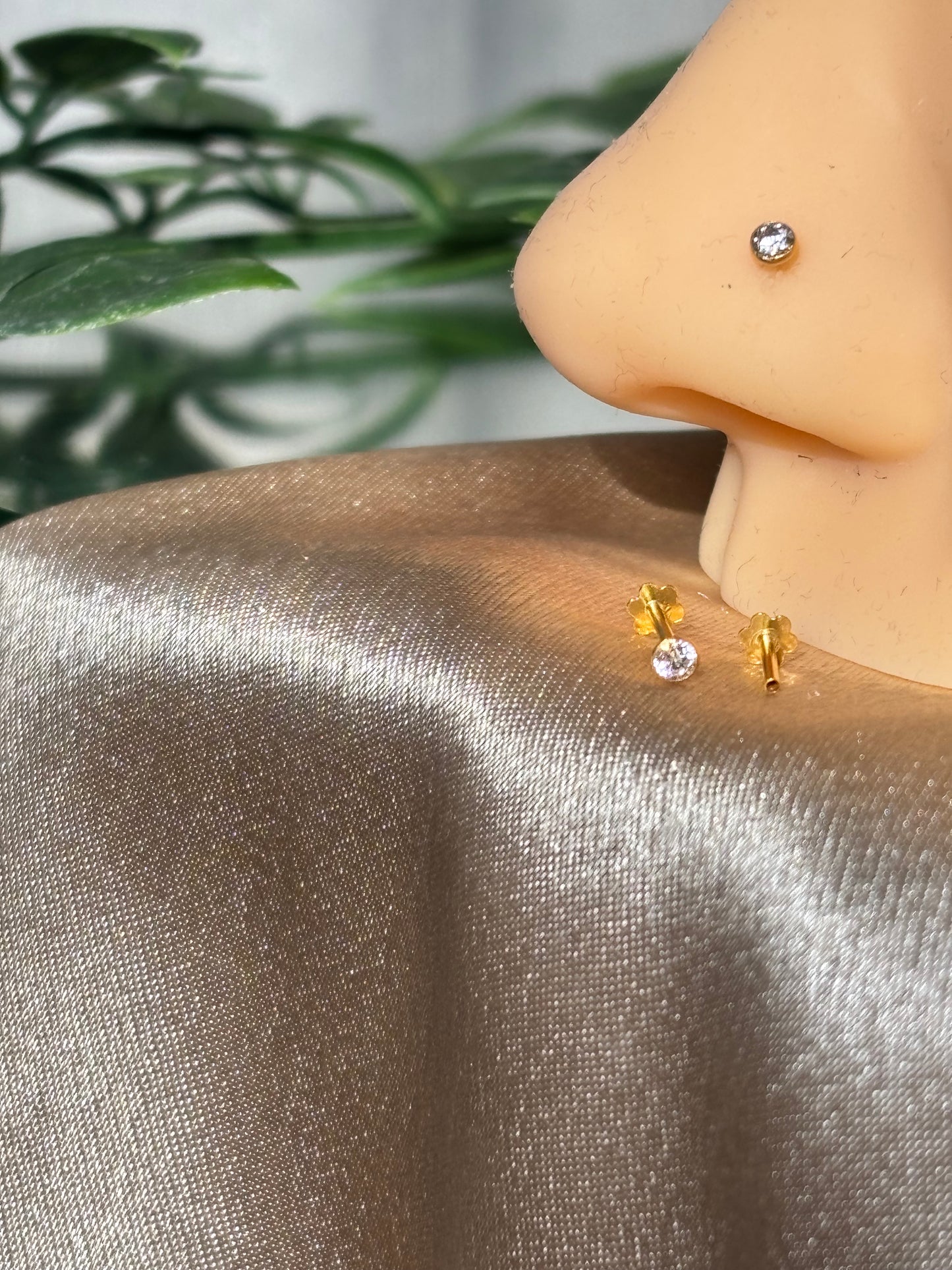 18ct gold nose stud