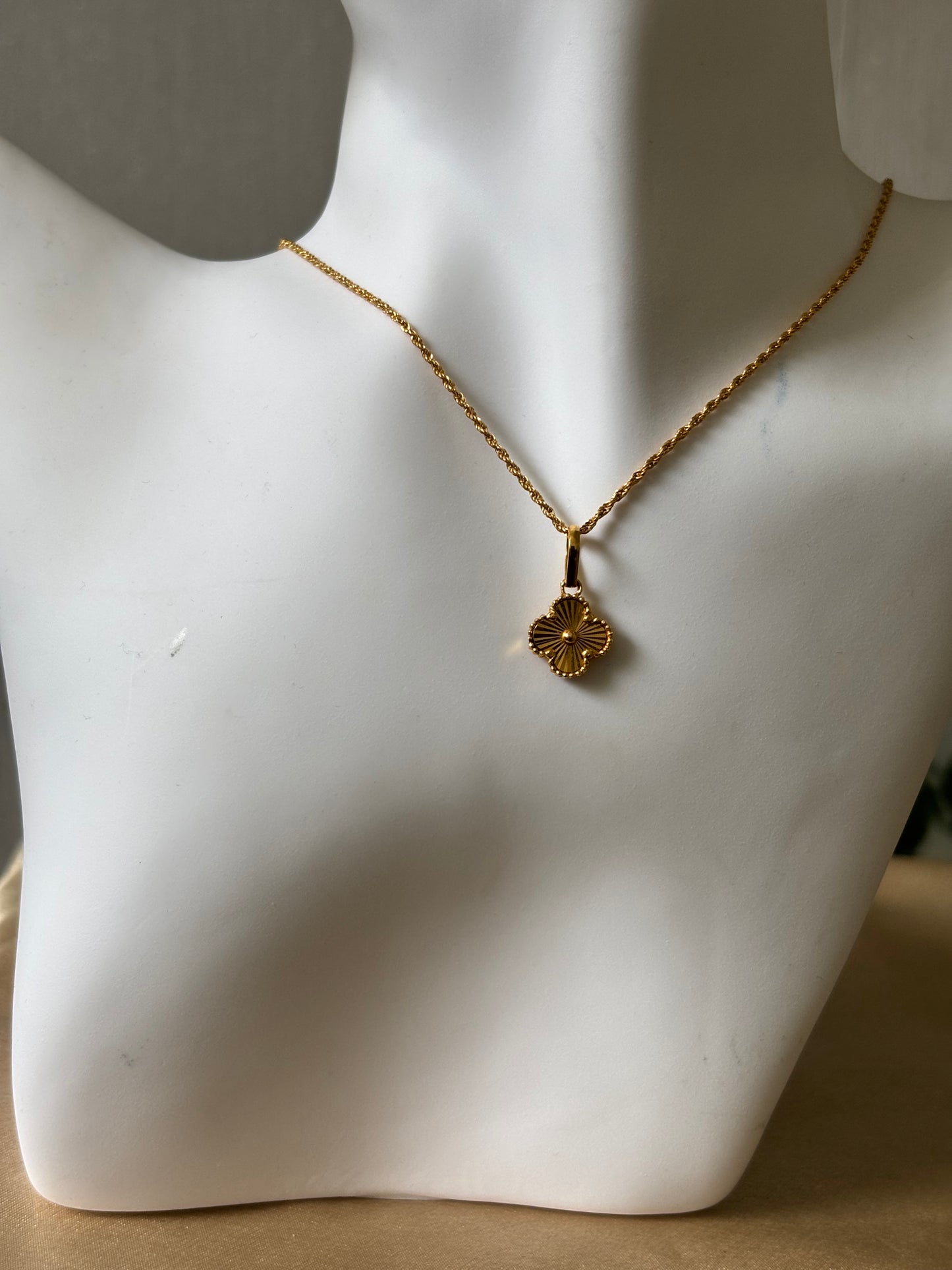 22ct gold flower pendant