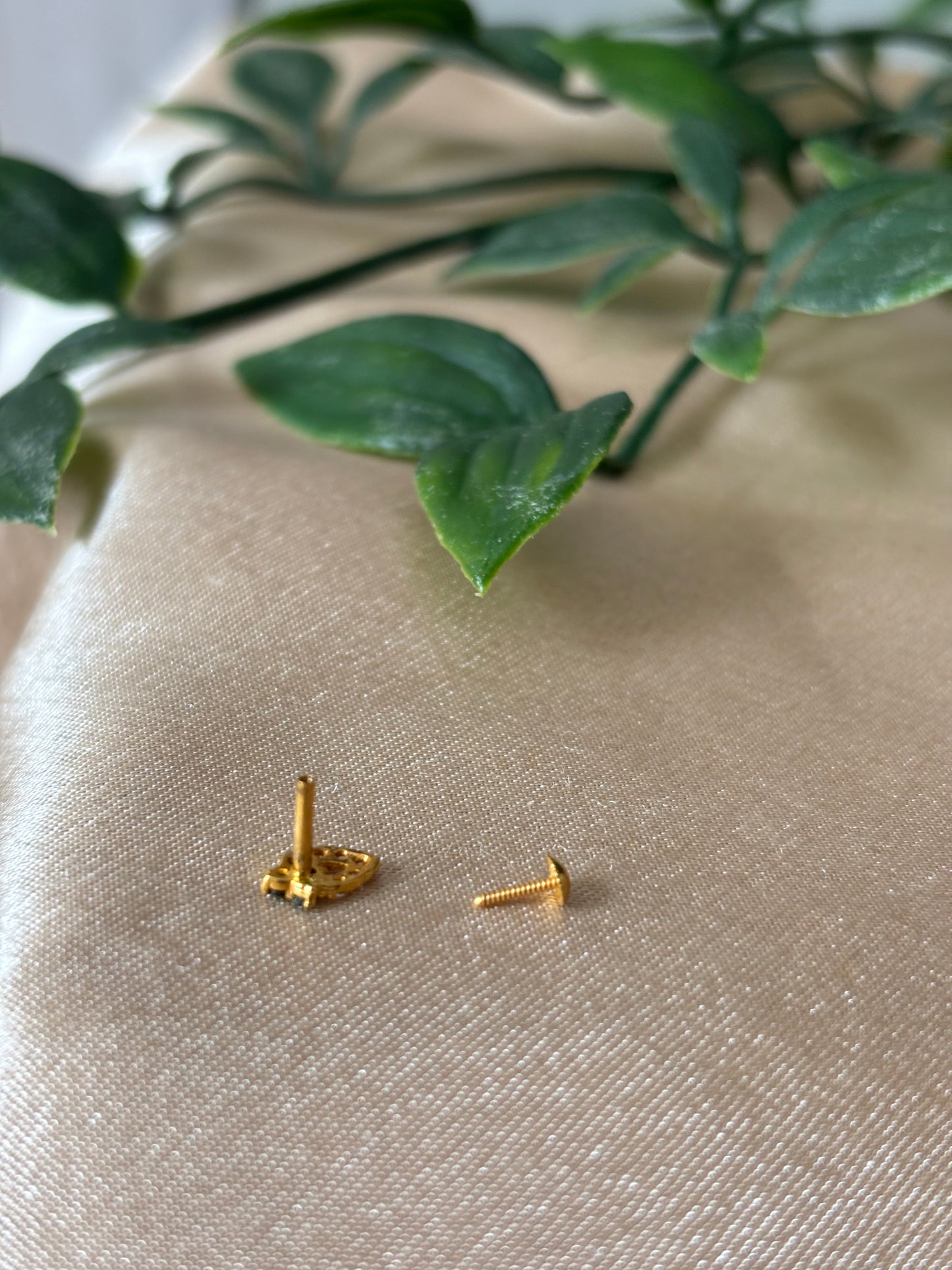 18ct gold nose stud