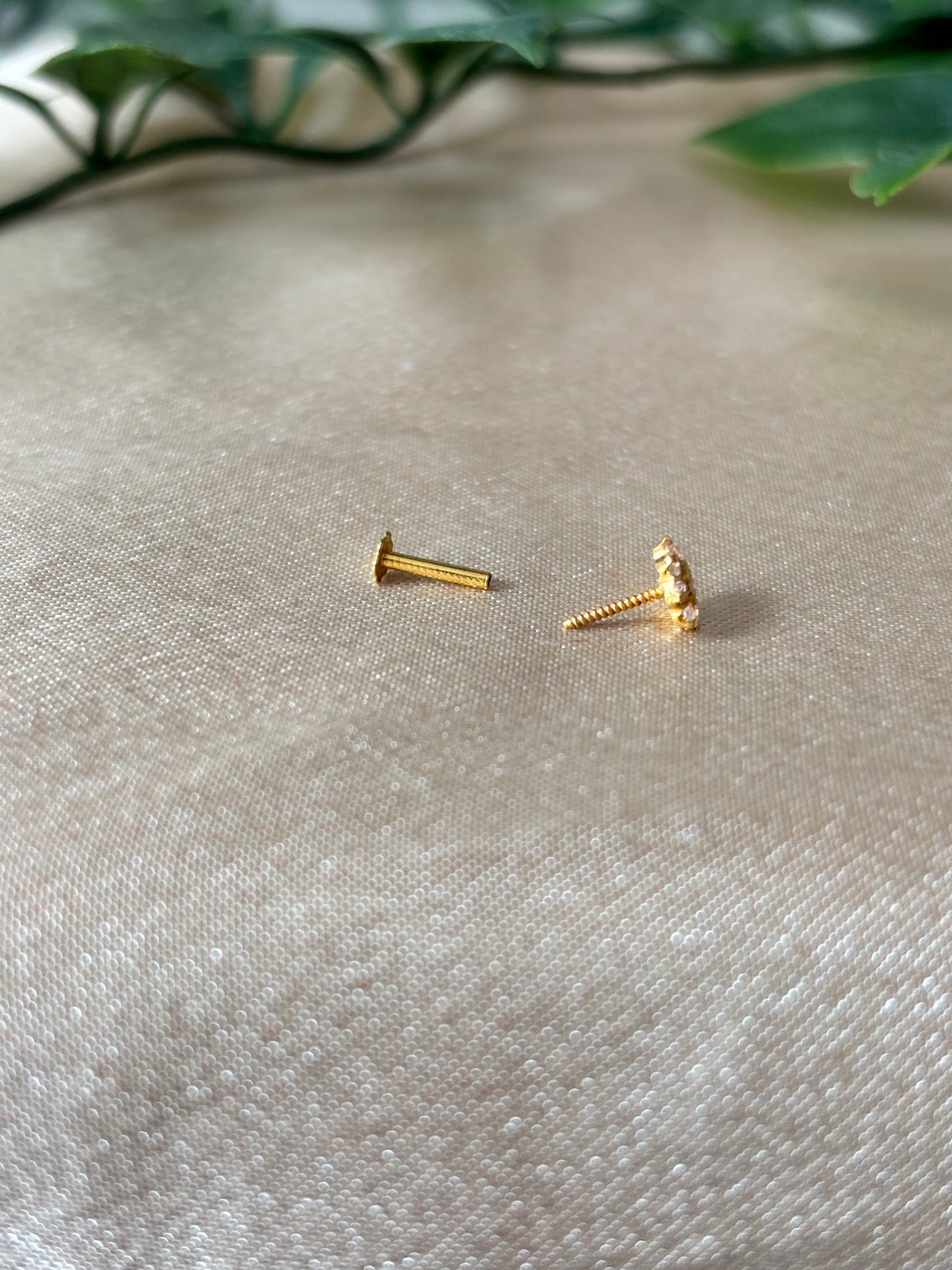 18ct gold nose stud
