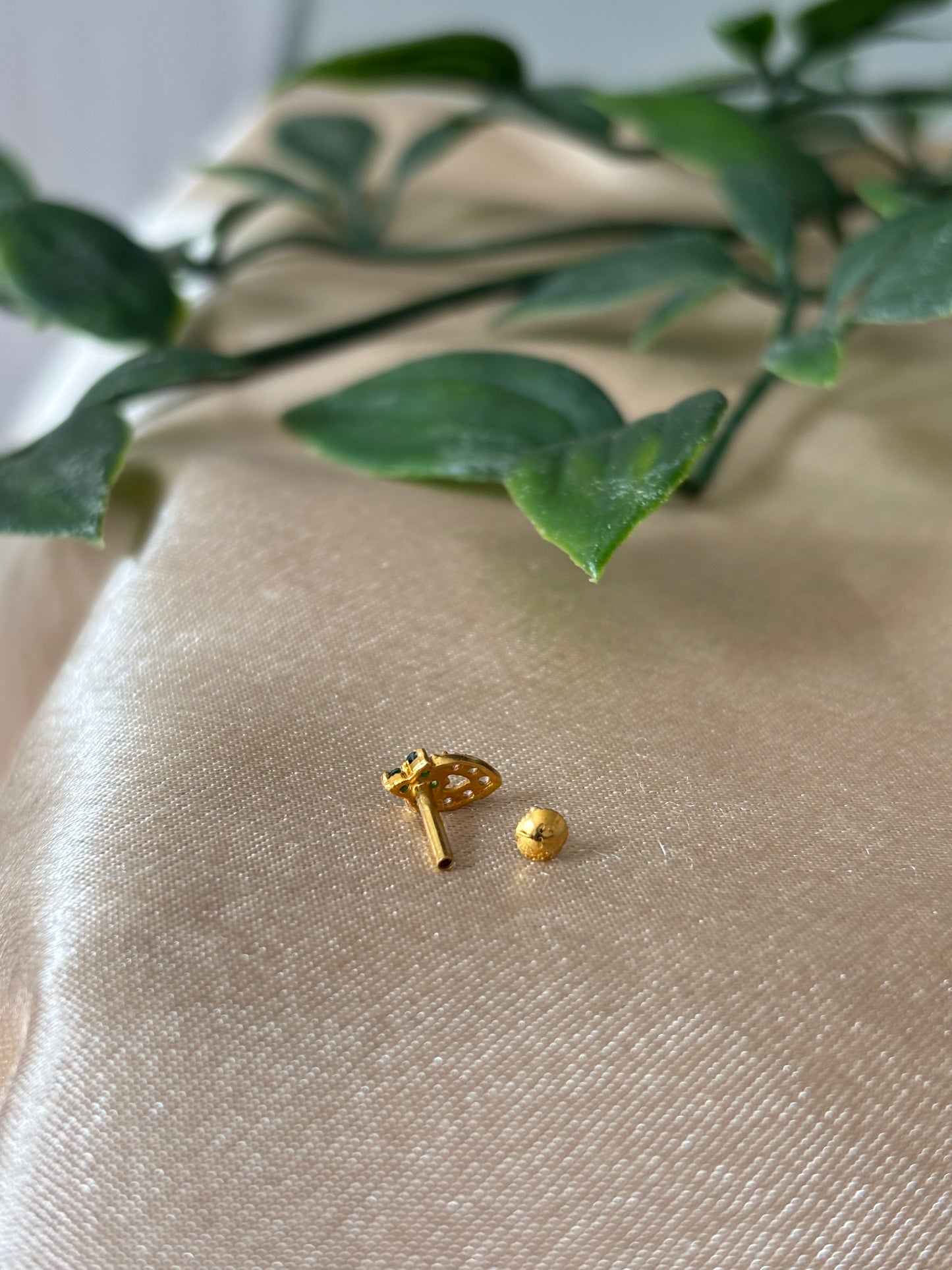 18ct gold nose stud