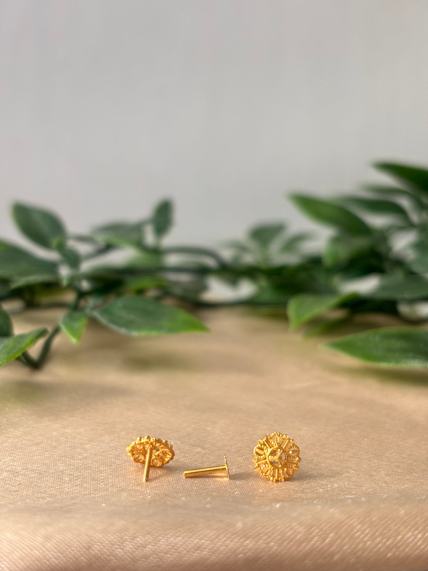 18ct gold studs