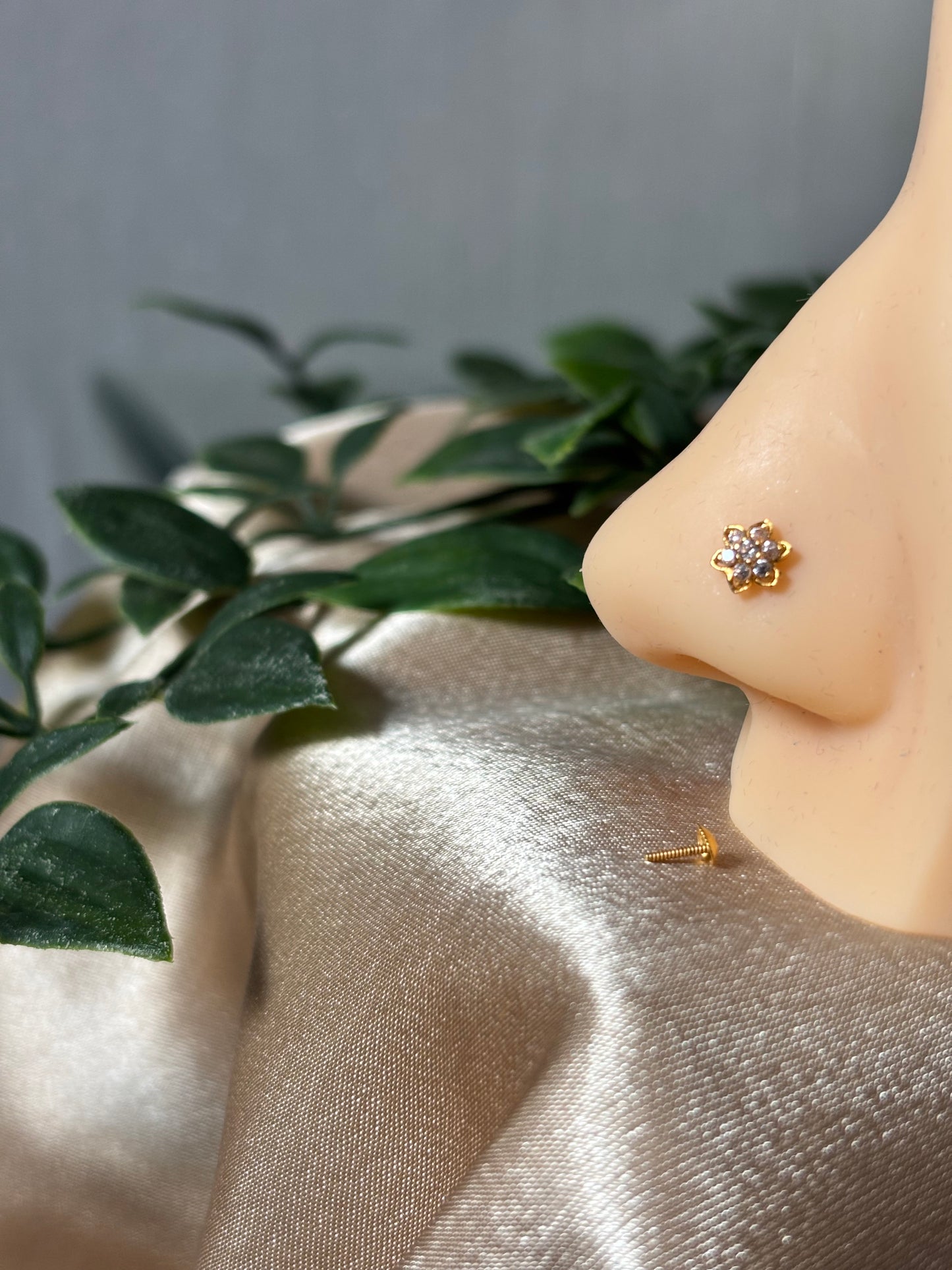 18ct gold nose stud
