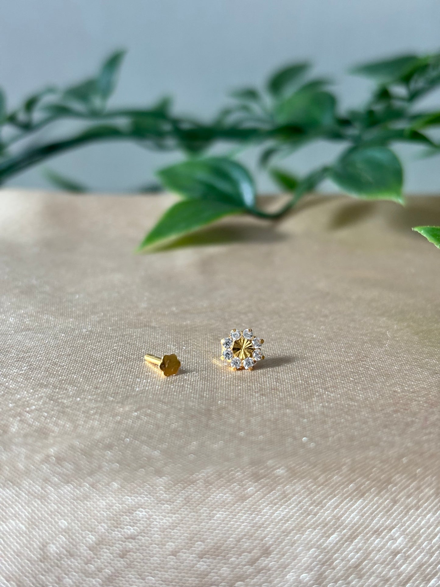18ct gold nose stud