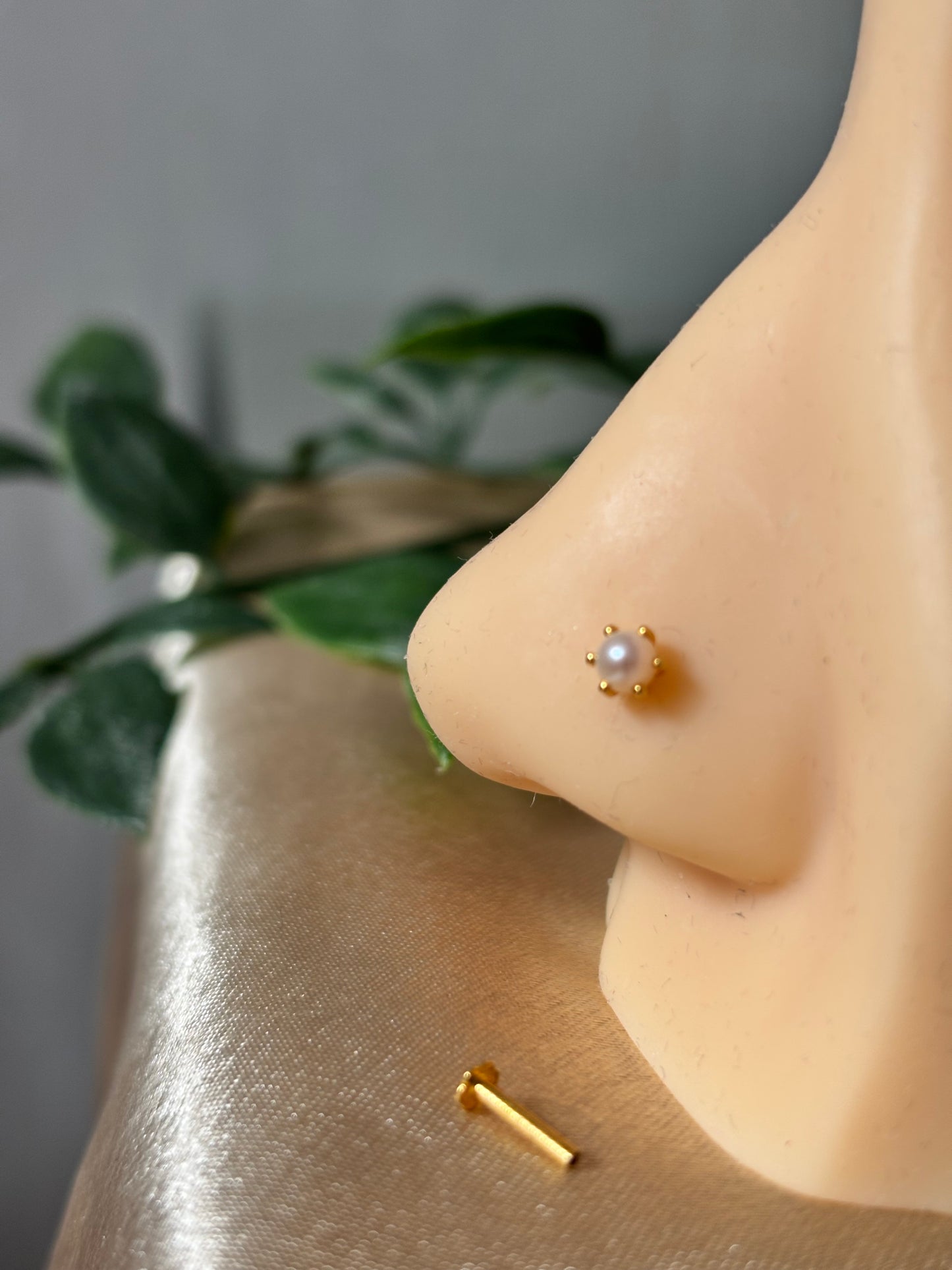 18ct gold nose stud