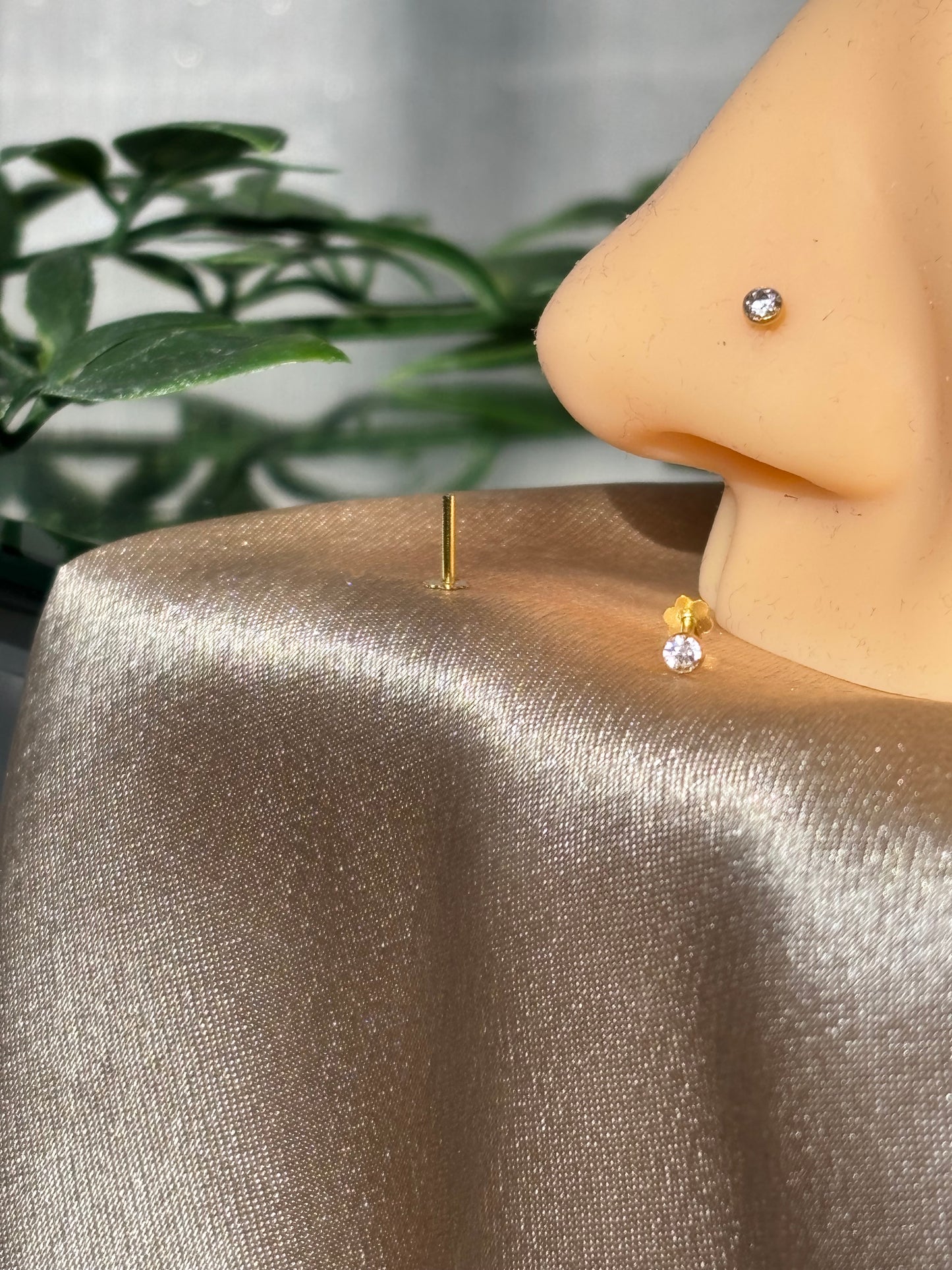 18ct gold nose stud