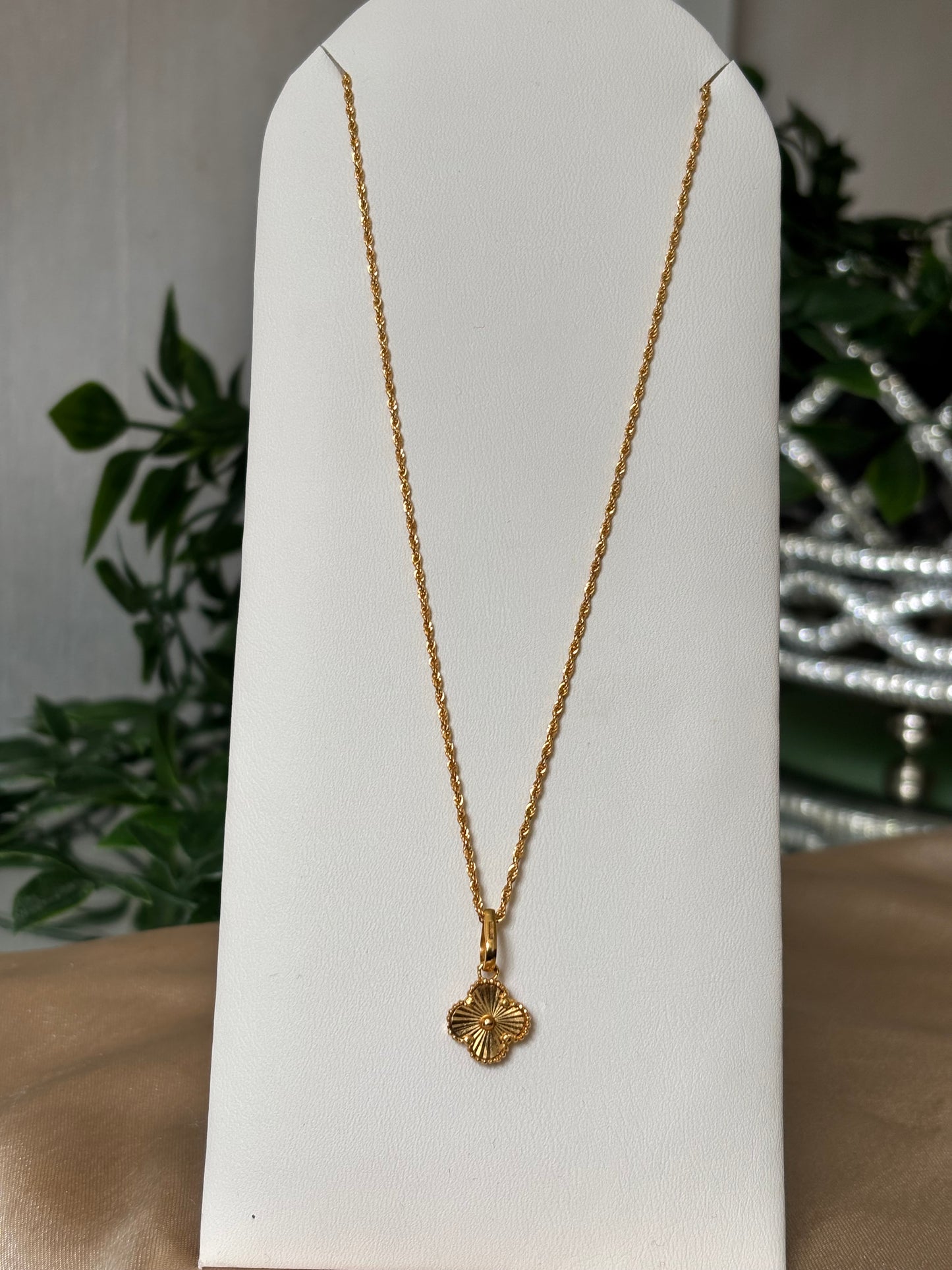 22ct gold flower pendant