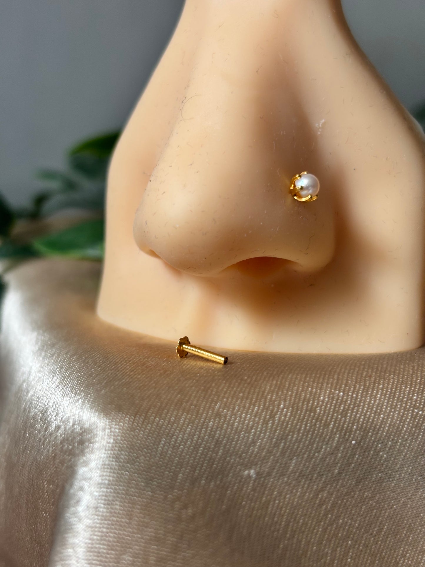 18ct gold nose stud