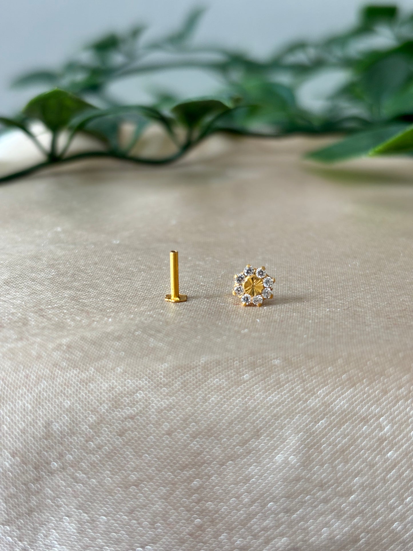 18ct gold nose stud