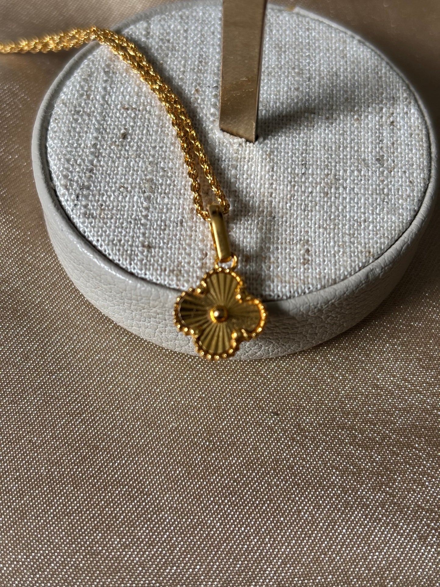 22ct gold flower pendant