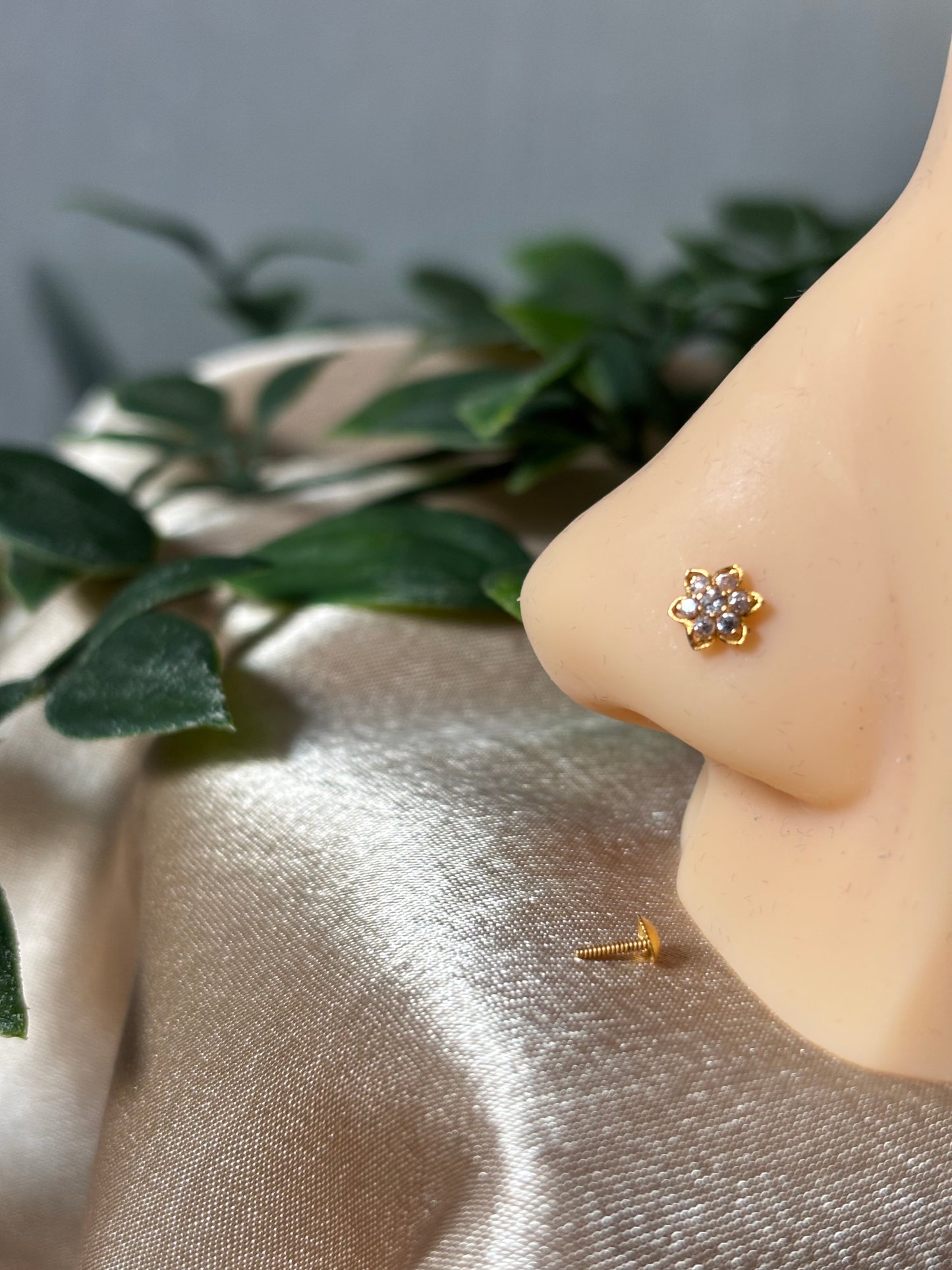 18ct gold nose stud