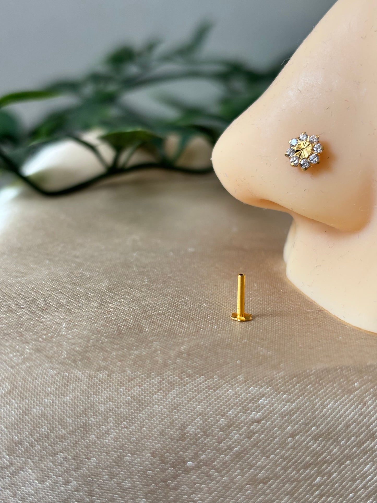 18ct gold nose stud