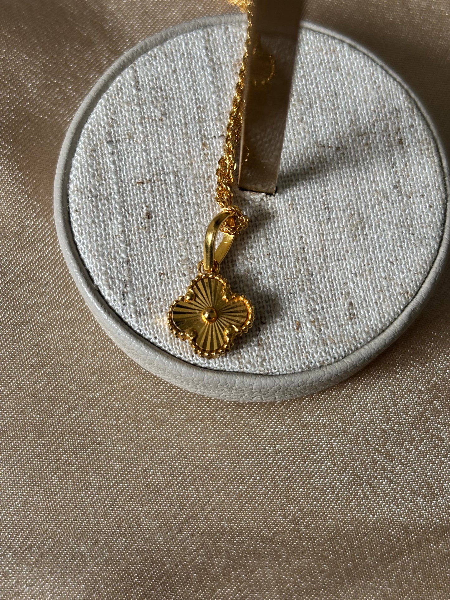 22ct gold flower pendant