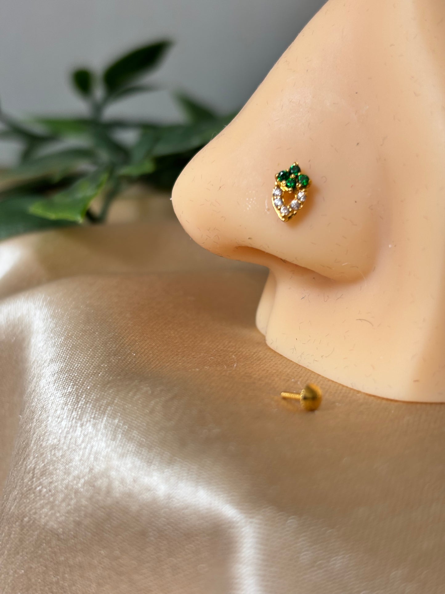 18ct gold nose stud