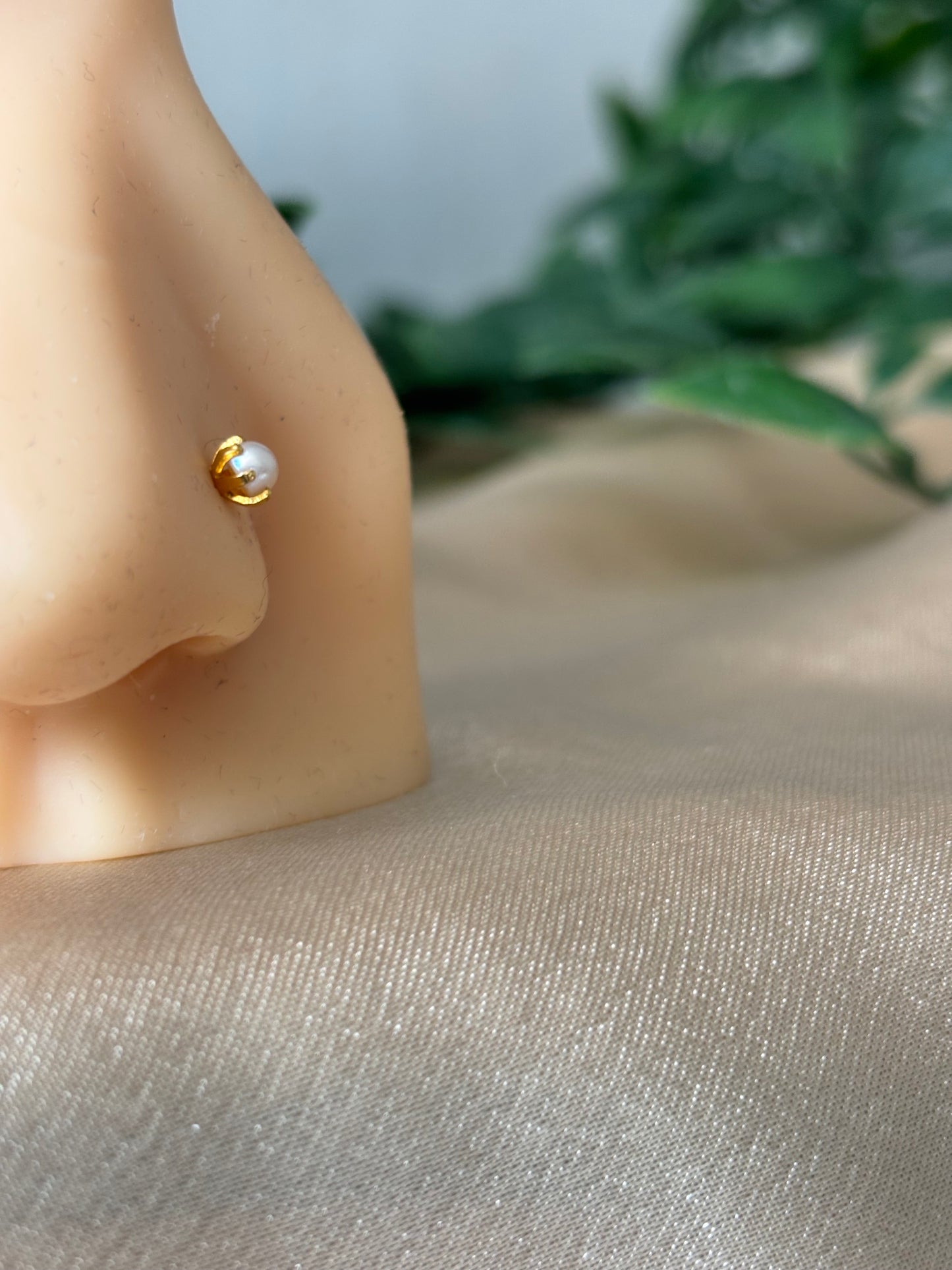 18ct gold nose stud